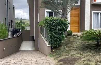 Imagem: A casa em condomínio possui 4 Dormitórios, 5 Banheiros, 3