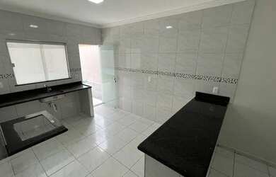 Imagem: A casa possui 2 Dormitórios, 1 Banheiro, 4 Vagas na garagem