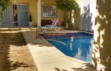 Imagem: A casa possui 4 Dormitórios, 4 Banheiros, 5 Vagas na garagem