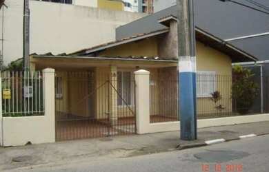 Imagem: A casa possui 4 Dormitórios, 2 Banheiros, 3 Vagas na garagem