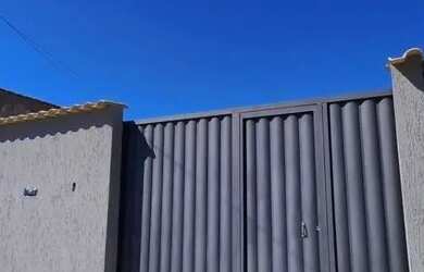 Imagem: A casa possui 2 Dormitórios, 1 Banheiro, 2 Vagas na garagem