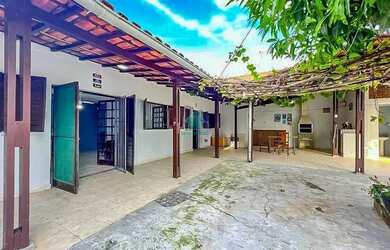 Imagem: A casa possui 2 Dormitórios, 2 Banheiros, 4 Vagas na garagem