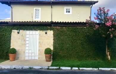 Imagem: A casa possui 3 Dormitórios, 3 Banheiros, 2 Vagas na garagem