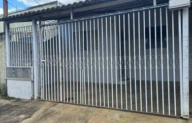 Imagem: A casa possui 3 Dormitórios, 2 Banheiros, 1 Vaga na garagem