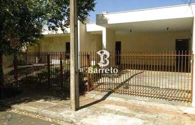 Imagem: A casa possui 5 Dormitórios, 4 Banheiros, 4 Vagas na garagem