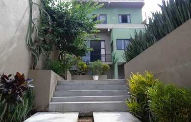 Imagem: A casa possui 2 Dormitórios, 3 Banheiros, 2 Vagas na garagem