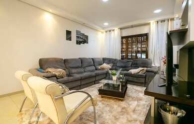 Imagem: A casa possui 3 Dormitórios, 3 Banheiros, 2 Vagas na garagem