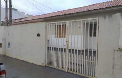 Imagem: A casa possui 2 Dormitórios, 1 Banheiro, 1 Vaga na garagem