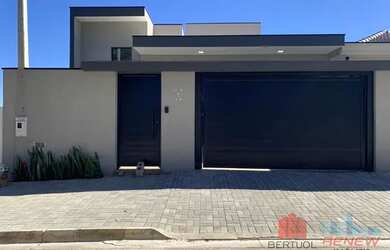 Imagem: A casa possui 3 Dormitórios, 4 Banheiros, 4 Vagas na garagem