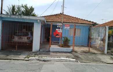 Imagem: A casa possui 4 Dormitórios, 2 Banheiros, 2 Vagas na garagem