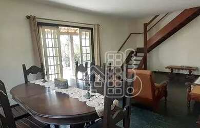 Imagem: A casa possui 5 Dormitórios, 4 Banheiros, 4 Vagas na garagem