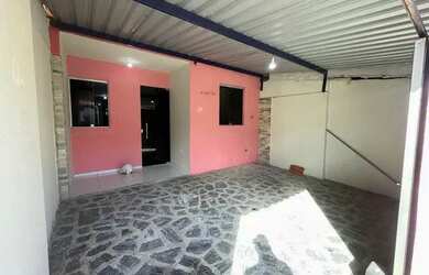 Imagem: A casa possui 3 Dormitórios, 1 Banheiro, 1 Vaga na garagem