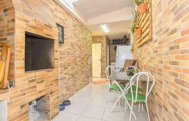 Imagem: A casa possui 2 Dormitórios, 1 Banheiro, 1 Vaga na garagem