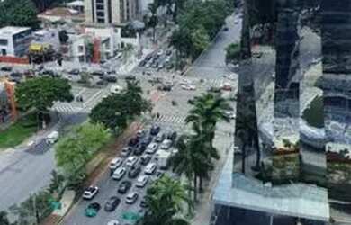 Imagem: O depósito possui 5 Vagas na garagem, 2.037m² de Área e