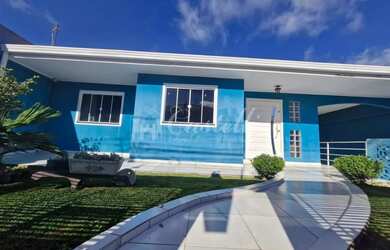 Imagem: A casa possui 3 Dormitórios, 1 Banheiro, 2 Vagas na garagem