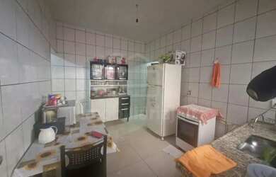 Imagem: A casa possui 2 Dormitórios, 1 Banheiro, 2 Vagas na garagem