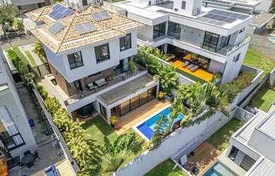 Imagem: A casa possui 4 Dormitórios, 5 Banheiros, 4 Vagas na garagem