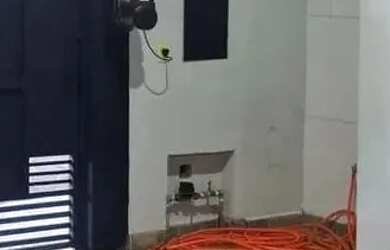 Imagem: A casa possui 2 Dormitórios, 2 Banheiros, 1 Vaga na garagem