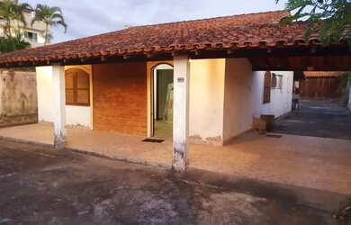 Imagem: A casa possui 3 Dormitórios, 2 Banheiros, 5 Vagas na garagem