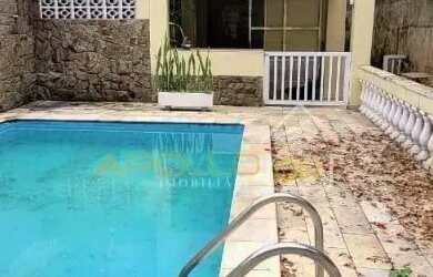 Imagem: A casa possui 4 Dormitórios, 3 Banheiros, 3 Vagas na garagem