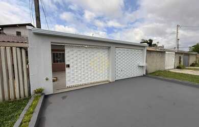 Imagem: A casa possui 3 Dormitórios, 1 Banheiro, 2 Vagas na garagem