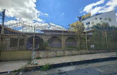 Imagem: A casa possui 4 Dormitórios, 4 Banheiros, 4 Vagas na garagem