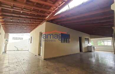 Imagem: A casa possui 2 Dormitórios, 2 Banheiros, 4 Vagas na garagem