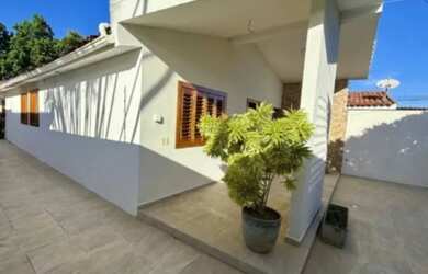 Imagem: A casa possui 3 Dormitórios, 2 Banheiros, 2 Vagas na garagem