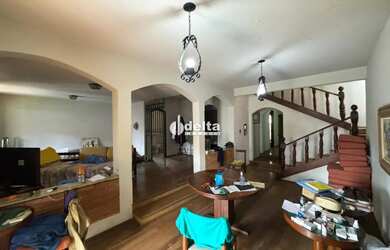 Imagem 4: Casa estilo sobrado com 5 quartos sendo 1 suíte disponível para locação...