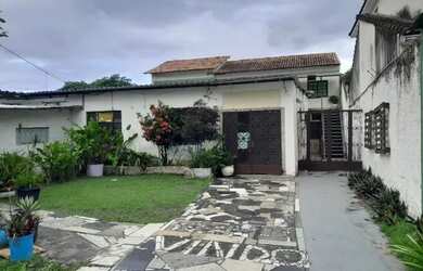 Imagem: A casa possui 1 Dormitório, 4 Banheiros, 3 Vagas na garagem