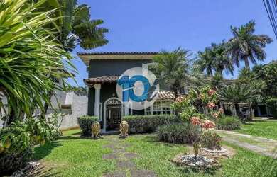 Imagem: A casa possui 4 Dormitórios, 4 Banheiros, 1 Vaga na garagem