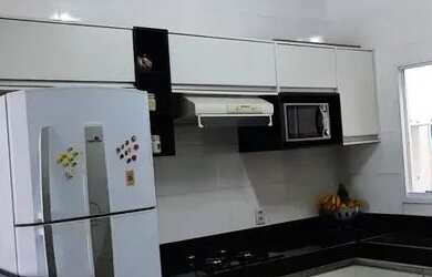 Imagem: A casa possui 2 Dormitórios, 2 Banheiros, 2 Vagas na garagem