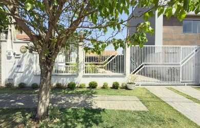 Imagem: A casa possui 3 Dormitórios, 2 Banheiros, 4 Vagas na garagem