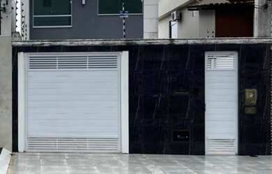 Imagem: A casa possui 3 Dormitórios, 3 Banheiros e 3 Vagas na garagem