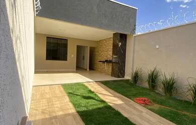 Imagem: A casa possui 3 Dormitórios, 2 Banheiros, 2 Vagas na garagem