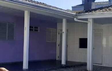 Imagem: A casa possui 3 Dormitórios, 2 Banheiros, 2 Vagas na garagem