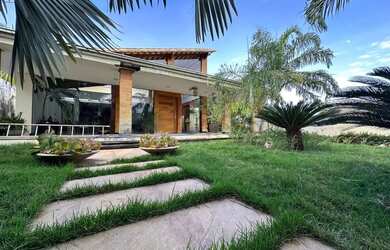 Imagem: A casa possui 5 Dormitórios, 5 Banheiros, 5 Vagas na garagem