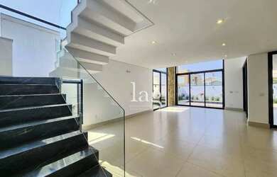 Imagem: A casa em condomínio possui 4 Dormitórios, 5 Banheiros, 4