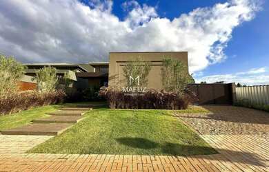 Imagem: A casa possui 4 Dormitórios, 5 Banheiros, 4 Vagas na garagem