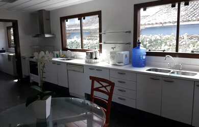 Imagem 16: Casa de temporada com 5 suítes, pé na areia, fora de Condomínio na...