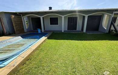 Imagem: A casa possui 4 Dormitórios, 2 Banheiros, 2 Vagas na garagem