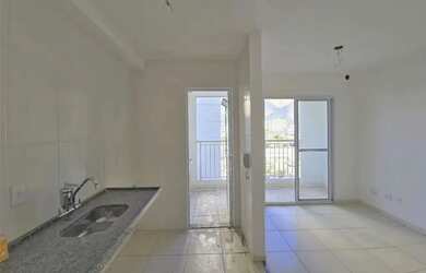 Imagem: O apartamento possui 2 Dormitórios, 1 Banheiro, 1 Vaga na garagem