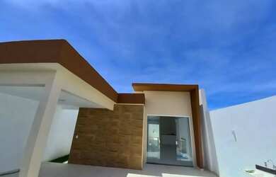 Imagem: A casa possui 3 Dormitórios, 1 Banheiro, 2 Vagas na garagem