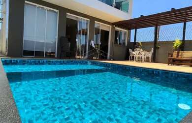 Imagem: A casa possui 4 Dormitórios, 3 Banheiros, 4 Vagas na garagem