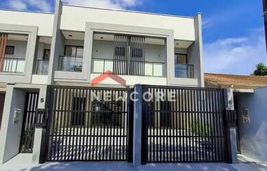 Imagem: A casa possui 3 Dormitórios, 3 Banheiros, 2 Vagas na garagem