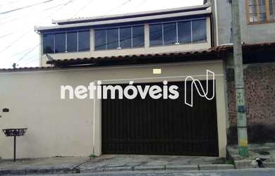 Imagem: A casa possui 4 Dormitórios, 3 Banheiros, 4 Vagas na garagem