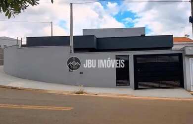 Imagem: A casa possui 1 Dormitório, 2 Banheiros, 2 Vagas na garagem