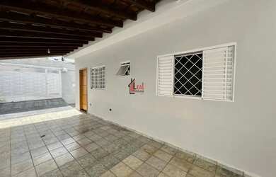 Imagem: A casa possui 2 Dormitórios, 1 Banheiro, 1 Vaga na garagem