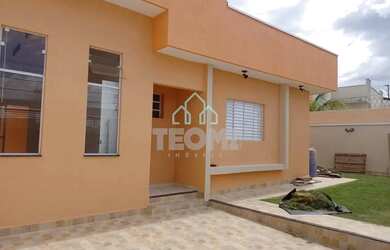 Imagem: A casa possui 3 Dormitórios, 1 Banheiro, 2 Vagas na garagem