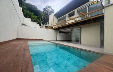 Imagem: A casa em condomínio à venda possui 5 Dormitórios, 5 Banheiros